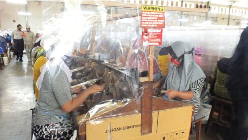 Salah satu pabrik rokok di Kabupaten Malang ini turut menyumbang peningkatan PAD setiap tahun.(Achmad Fikyansyah/Radar Malang)