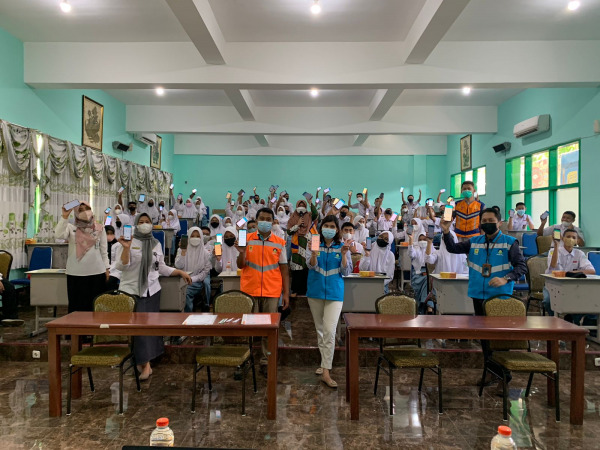 PT PLN (Persero) UP3 Malang melaksakaan program PLN mengajar ke sejumlah sekolah di Kota Malang. Hal ini dilakukan sebagai bagian dari peringatan Hari Guru Nasional tahun 2021, Kamis (25/11). (dwi khusnul/radar malang)