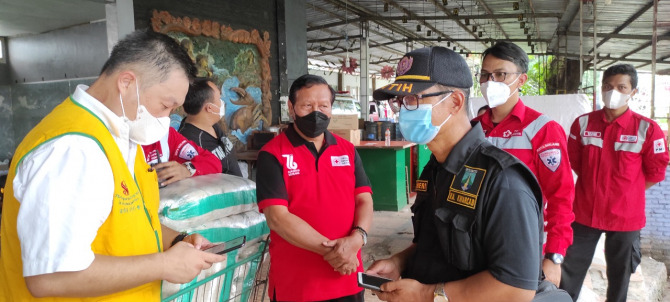 Kepala PMI Kota Malang Imam Buchori (tiga dari kiri) saat menerima bantuan dari The Supreme Master Ching Hai International Association yang dikirim langsung dari Tiongkok. (PMI KOTA MALANG FOR RADAR MALANG FOR RADAR MALANG)