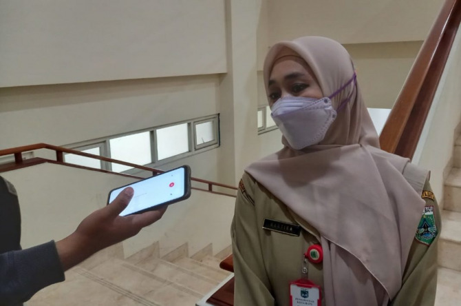 BERBAHAYA: Dinas Kesehatan (Dinkes) Kota Batu melarang pedagang menjual jajanan ciki ngebul, karena berdampak buruk terhadap kesehatan. Photo Kepala Dinas Kesehatan (Dinkes) Kota Batu drg Kartika Trisulandari By Radar Malang