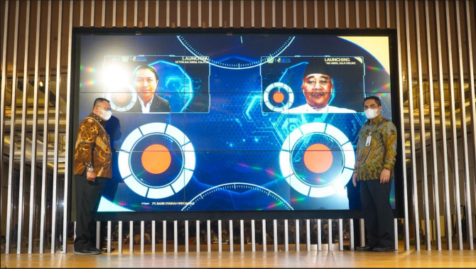 Direktur Pelayanan Haji Dalam Negeri Kementarian Agama RI Saiful Mujab (kiri bawah), Direktur Sales & Distribution PT Bank Syariah Indonesia Tbk Anton Sukarna (kanan bawah) dan secara virtual Direktur Jenderal Penyelenggaraan Ibadah Haji dan Umrah Kemente
