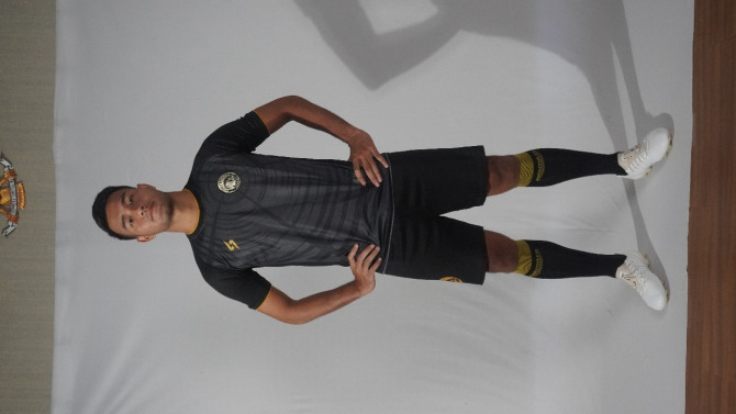 SEMANGAT PERJUANGAN: Muhammad Rafli mengenakan jersey ketiga Arema FC dalam sesi photo shoot beberapa waktu lalu. (Media Officer Arema FC For Radar Malang)
