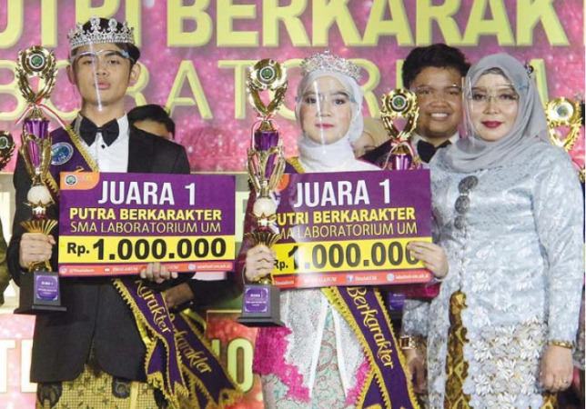 JADI INSPIRASI: Kepala Sekolah SMA Laboratorium Kota Malang, Rosdiana Amini MPd (kanan) bersama juara Putra Putri Berkarakter 2021 di Hotel Rayz, Rabu malam (17/11).