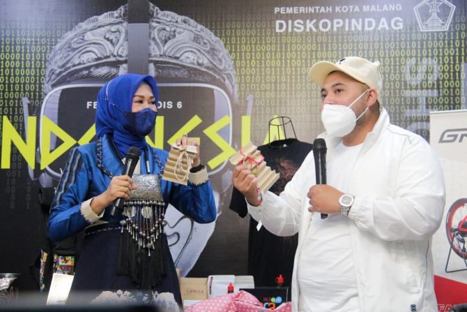 Ketua Dekranasda Kota Malang Widayati Sutiaji (kiri) di Festival Mbois.
