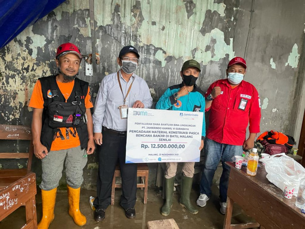 Penyaluran bantuan di posko bantuan bahan material BPBD Kota Batu Dusun Gemulo Desa Bulukerto