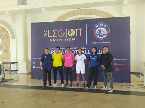 DAPAT SUPPORT: Sejumlah pemain Arema FC Women hadir dalam penandatanganan kerja sama dengan The Legion Nutrition, rabu siang (24/11/2021). (Galih R Prasetyo / Radar Malang)
