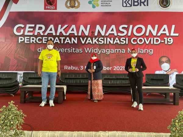Dari kiri, M. Supriyadi (Ketua Ikawiga), Dr. Rita Hanafi (Wakil Rektor 3), dan Dr. Ana Sopanah (Ketua Pelaksana)