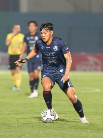 MASIH RASAKAN NYERI: Feby Eka Putra turun di pertandingan melawan Barito Putera, 23 November lalu. Pada pertandingan tadi malam, dia terpaksa absen lantaran cedera. (Ahmad Khusaini / Jawa Pos)
