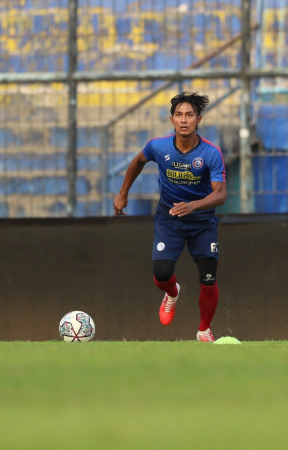 PUNYA CATATAN ISTIMEWA: Jhon Alfarizi berlatih di Stadion Kanjuruhan, Kabupaten Malang, bersama penggawa-penggawa Arema FC lainnya. (Darmono / Radar Malang)