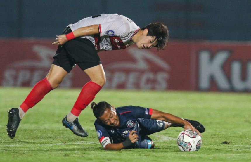 Pemain Arema berjibaku melawan pemain Madura United, Senin (1/11) malam (Riana Setiawan/Radar Malang)