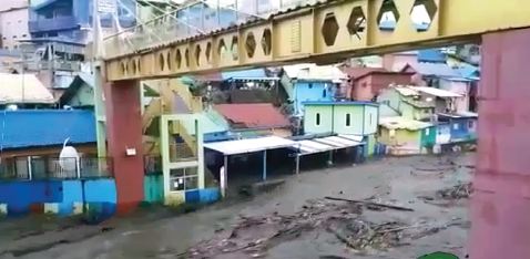 MEMBAHAYAKAN: Air Sungai Brantas meluap dan membawa material longsor ke rumah warna di Kampung Warna Warni Jodipan Malang (ist)