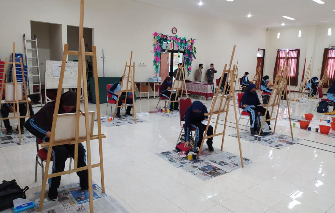 Siswa mengikuti salah satu lomba yang digelar SMP Brawijaya Smart School Malang untuk memperingati Bulan Bahasa. (Darmono/Radar Malang)