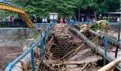 Jembatan Sengkaling yang diterjang banjir bandang Sungai Brantas (Ubaidillah/Radar Malang)