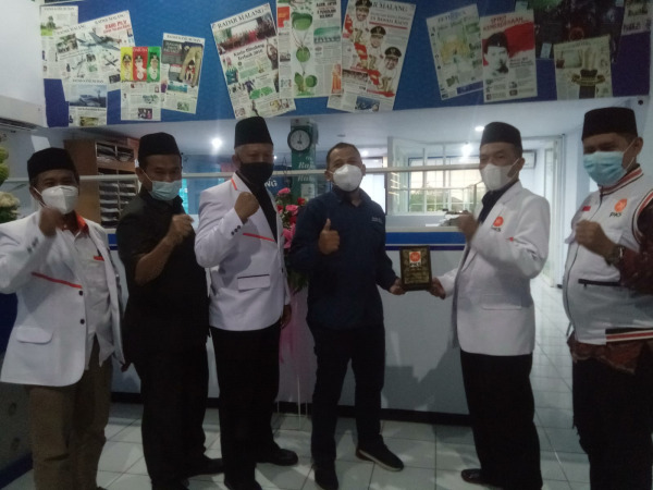 SINERGI: Ketua DPD PKS Kota Malang Ernanto Djoko (kiri) menyerahkan cendera mata ke Pimred Radar Malang Fatoni P. Nanda kemarin (9/11/2021). (Abdul Muntholib/Radar Malang)
