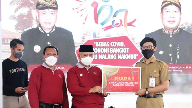 Rheindra Rizky Nalendra (kanan) menerima hadiah dari Bupati Malang H M. Sanusi saat launching logo Hari Jadi ke-1261 Kabupaten Malang, beberapa waktu lalu. (ist)