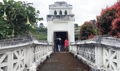 Makam Tuan Dinger yang berada di Kota Batu ini masuk daftar cagar budaya. (Anugrah Budiamin/Radar Malang)