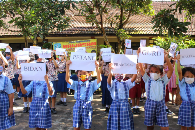 Siswa SD Brawijaya 3 YPK dan SMP 4 YPK saat menunjukkan impiannya atau cita-cita. (Andika Satria Perdana/Radar Malang)