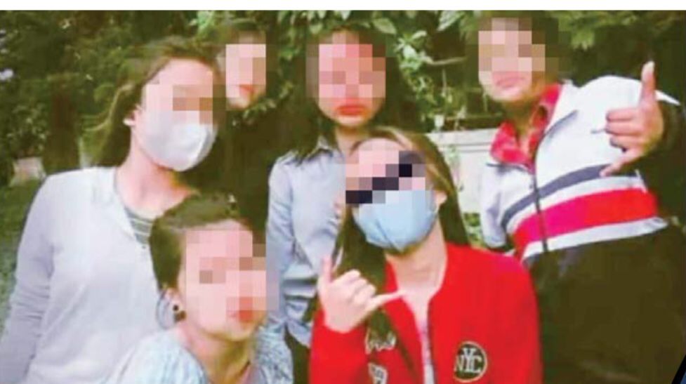 Ilustrasi: Para pelaku penyiksaan juga sempat mengajak foto bersama korban (belakang, dua dari kanan) yang wajahnya   berlumuran darah.