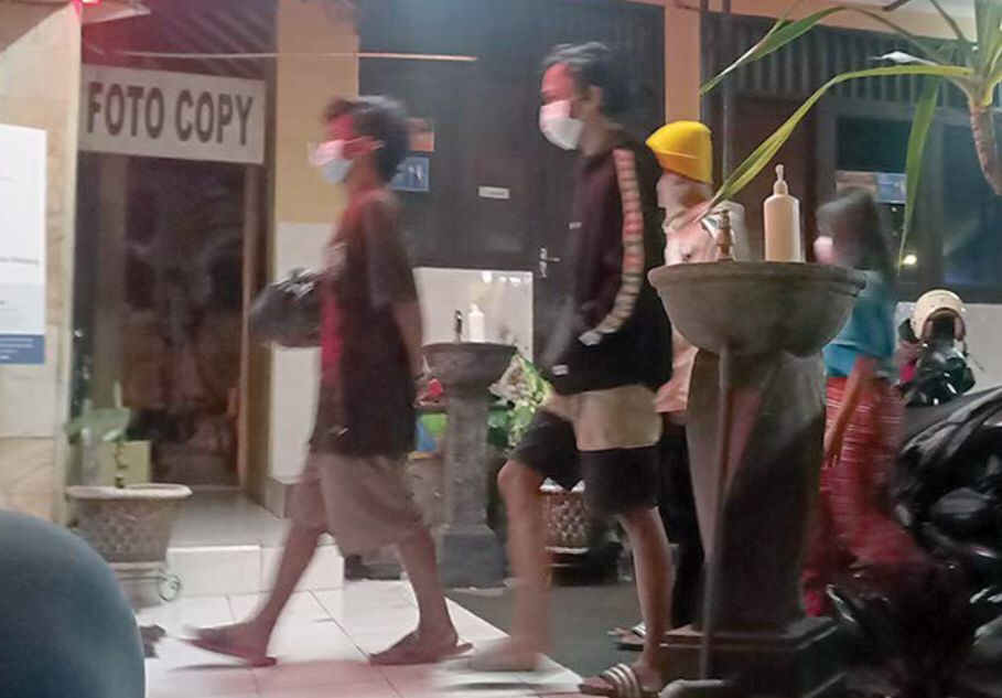 PENYIDIKAN: Sejumlah pelaku saat  dipanggil ke Polresta Malang Kota untuk dimintai keterangan atas kasus pencabulan dan penyiksaan terhadap anak panti asuhan, beberapa waktu lalu.