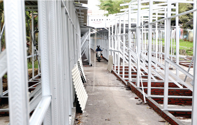 Lapak yang berada di seputar Stadion Brantas kemarin (12/11) terus dikebut pengerjaannya, agar segera bisa ditempati.(Darmono/Radar Malang)