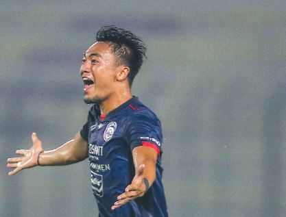 BELA NEGARA: Rizky Dwi Febrianto masuk dalam list 30 nama pemain Timnas yang dipersiapkan untuk Piala AFF Suzuki 2020.  (Riana Setiawan-Jawa Pos)