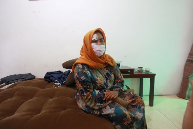 RISIKO WHISTLEBLOWER: 	Wajah Zha Eka Wulandari masih dibalut perban usai mendapat perawatan akibat tabrak lari di Jl. Tirtomulyo, Landungsari, Dau pada Kamis malam (25/11/21). (SUHARTO / RADAR MALANG)