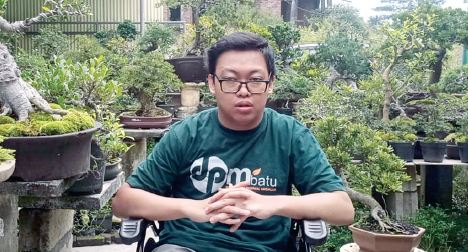 Wahyuda Eldin Octaviano dengan koleksi-koleksi bonsai yang berada di rumahnya.  (Nugraha Perdana/Radar Malang)