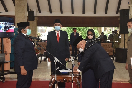 PERAMPINGAN: Bupati Malang H M. Sanusi menandatangani draf penyetaraan jabatan di pendapa Agung Kabupaten Malang, kemarin (31/12)