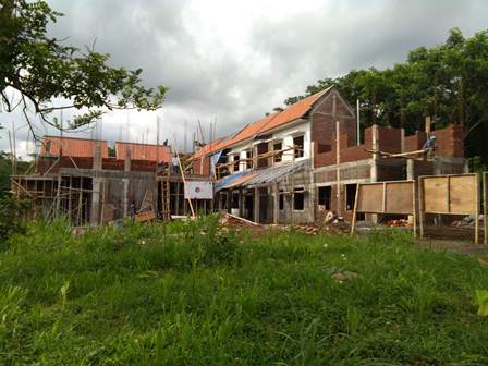 DIKEBUT: Pekerja membangun gedung untuk kampung animasi dan kelas industri di lahan KEK Singhasari, kemarin (2/12). Pembangunan dua proyek itu ditargetkan rampung Januari 2022 depan.