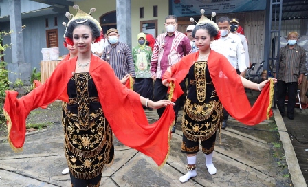 DESTINASI: Wakil Bupati Malang Didik Gatot Subroto disambut tarian saat meresmikan wisata Kampung Gatot di Desa Ngebruk, Kecamatan Sumberpucung, Kamis lalu (30/12)