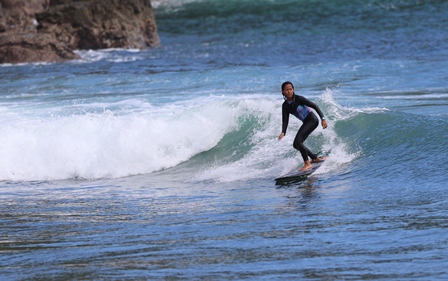 WISATA PANTAI: Salah satu wisatawan berselancar (surfing) di pantai Wedi Awu, Desa Purwodadi, Kecamatan Tirtoyudo, Kabupaten Malang. (darmono/radar malang)