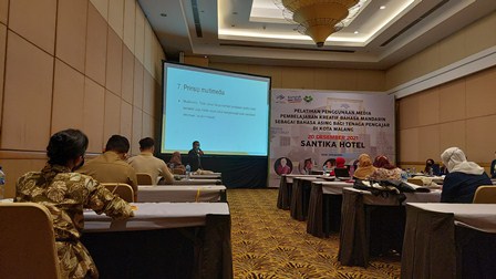 KREATIF: Para guru bahasa asing mengikuti pelatihan yang digelar oleh Fakultas Bahasa dan Seni (FBS) Universitas Ma Chung di Santika Premiere, Malang kemarin (20/12)