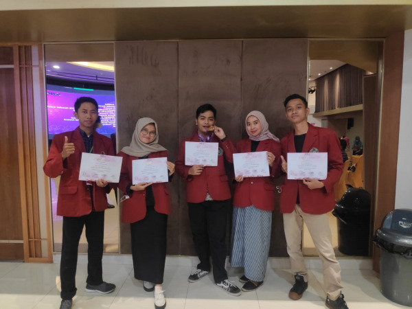 Tim mahasiswa UMM usai menerima penghargaan berkat gagasan alat-aplikasi down syndrome.