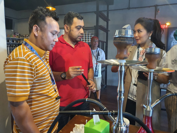 LAUNCHING- Ririn Indah (kanan) memperagakan cara mengoperasikan Shisha kepada pengunjung, beberapa waktu lalu.