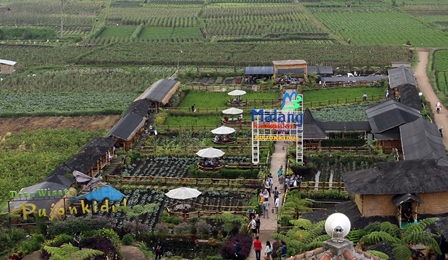 MENASIONAL: Area wisata Pujon Kidul tampak dari atas, beberapa waktu lalu. Wisata ini mendapat penghargaan karena dinilai menyimpan daya tarik wisatawan.