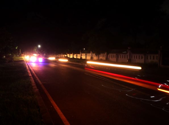 GELAP GULITA: Saat malam hari, jalur di sisi barat Jalan Ki Ageng Gribig hingga Kampus II Universitas Negeri Malang (UM) ini selalu berada dalam kondisi gelap. (Darmono / Radar Malang)