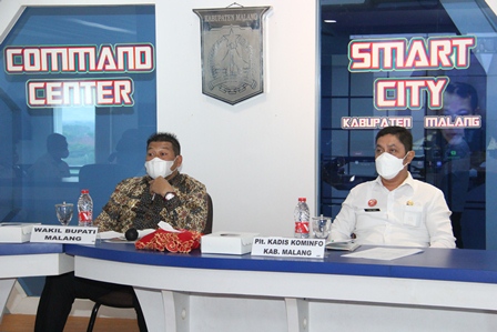 RAIH PENGHARGAAN: Wakil Bupati Malang Drs H Didik Gatot Subroto (kiri) bersama Plt Kadiskominfo Kabupaten Malang Drs M. Nur Fuad Fauzi saat mengikuti penganugerahan secara virtual, kemarin (1/12).