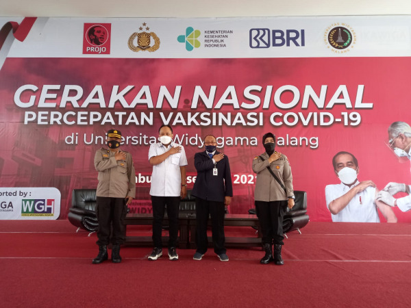 PERCEPATAN VAKSINASI: Ketua Ikawiga (Ikatan Alumni UWG Malang) Mohammad Supriyadi (dua dari kiri) dan Rektor UWG Malang Dr Agus Tugas Sudjianto ST (dua dari kanan) saat membuka vaksinasi massal di UWG, Rabu (1/12).