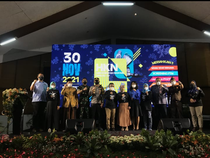 Wakil Wali Kota Batu Punjul Santoso didampingi Kadinkes Kota Batu drg Kartika Tri Sulandari dalam acara peringatan HKN di Hotel Klub Bunga, Selasa (30/11).
