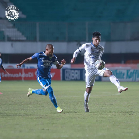 MANFAATKAN SEMUA PELUANG: Selain Carlos Fortes dan Rizky Dwi Febrianto, ada Muhammad Rafli yang bisa diandalkan Arema FC untuk mengeksekusi tendangan bebas. (Media Officer Arema FC For Radar Malang)