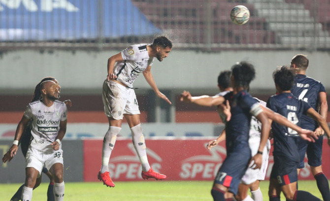 SAMA KUAT: Center back Bali United Willian Pachecho menyambut tendangan penjuru di laga Minggu malam (5/12).(Ahmad Khusaini / Jawa Pos)