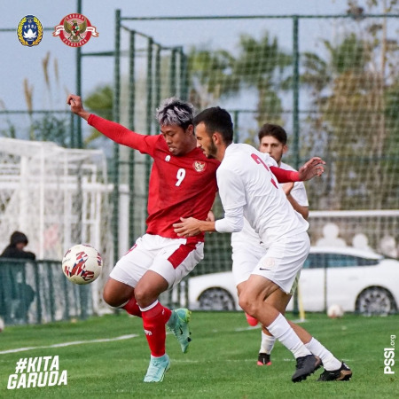 SIAP 100 PERSEN: Kushedya Hari Yudo (kiri) mengikuti pertandingan uji coba yang digelar Timnas Indonesia, beberapa waktu lalu. (Instagram Timnas Indonesia)