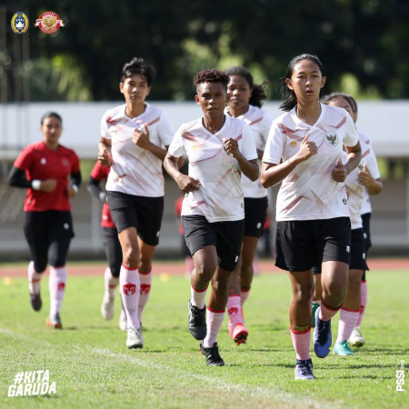 LANGGANAN TIMNAS: Sabrina Mutiara Firdaus (depan) kini tengah bergabung dalam pemusatan latihan bersama Timnas Putri. (Instagram Timnas)