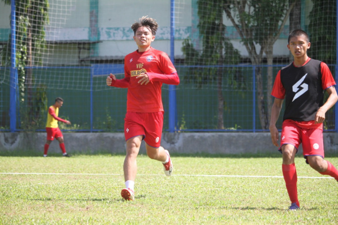 MASIH MILIK AREMA: Vikrian Akbar masih ikut berlatih secara intensif pada tahun lalu. Di tahun ini, dia absen membela Arema FC karena harus menjalani pendidikan militer. (Galih R Prasetyo / Radar Malang)