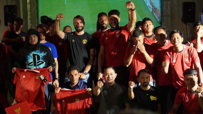KELUARGA KEDUA: Manajemen dan pemain Arema FC nonton bareng pertandingan timnas, Rabu malam lalu (29/12) di kediaman Gilang Widya Pramana. (Media Officer Arema FC For Radar Malang)