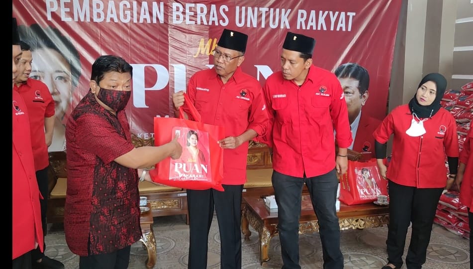 Anggota DPR RI dari Fraksi PDI Perjuangan Andreas Eddy Susetyo saat menyerahkan bantuan beras dari Ketua DPR RI Puan Maharani di Kota Malang Selasa (28/12/2021). (ist)