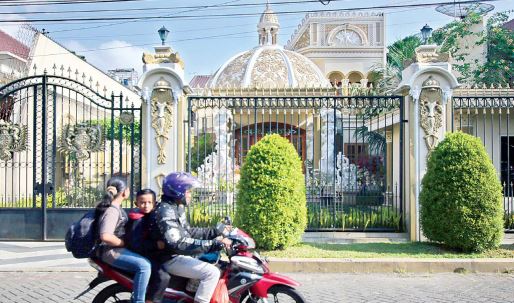 BERAWAL SENGKETA GONO-GINI: Salah satu rumah milik Gladys Adipranoto dan Gina Gratiana di Jalan Pahlawan Trip yang masuk objek lelang. (darmono/radar malang)
