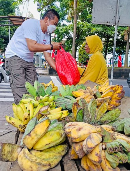 Ketua KADIN yang juga Ketua MPC Pemuda Pancasila Priyo Bogank Sudibyo  memberikan bantuan paket sembako kepada seorang pedagang.