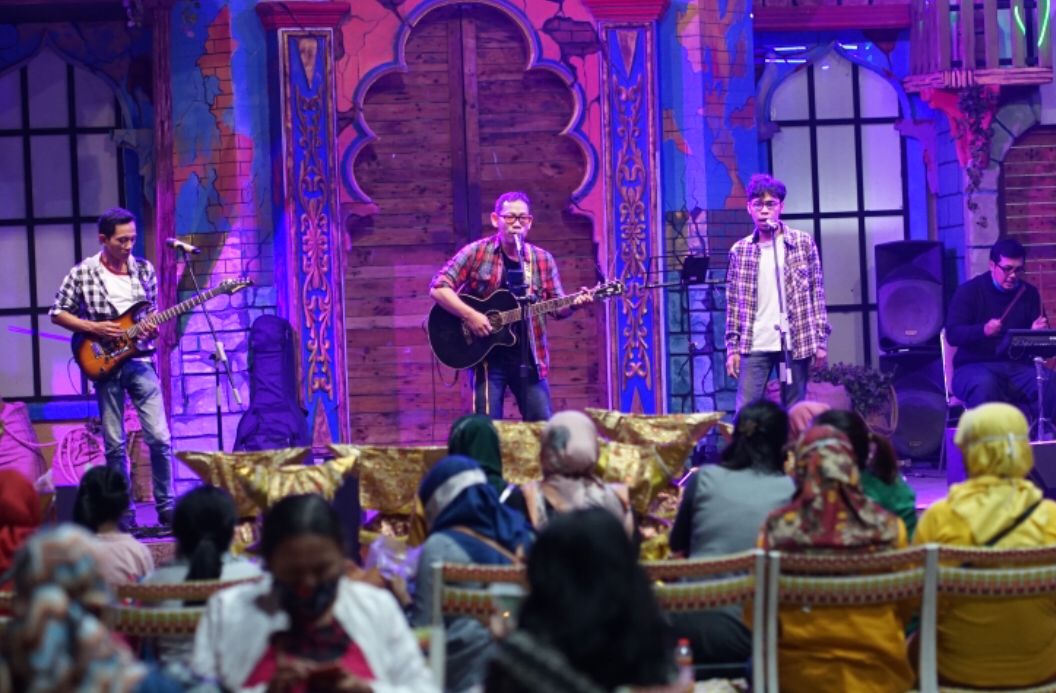 MANJAKAN PENGUNJUNG: Pertunjukan electone show ini merupakan bagian dari suguhan gratis untuk para pengunjung. Electone show diadakan setiap hari di area panggung Malang Night Paradise.(mnp for radar malang)