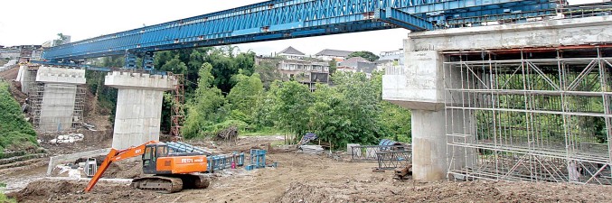 DIPERPANJANG 50 HARI: Pembangunan Jembatan Tlogomas terus dikebut kontraktor. Pemkot Malang menarget pembangunannya tuntas Februari 2022 mendatang. (darmono/radar malang)
